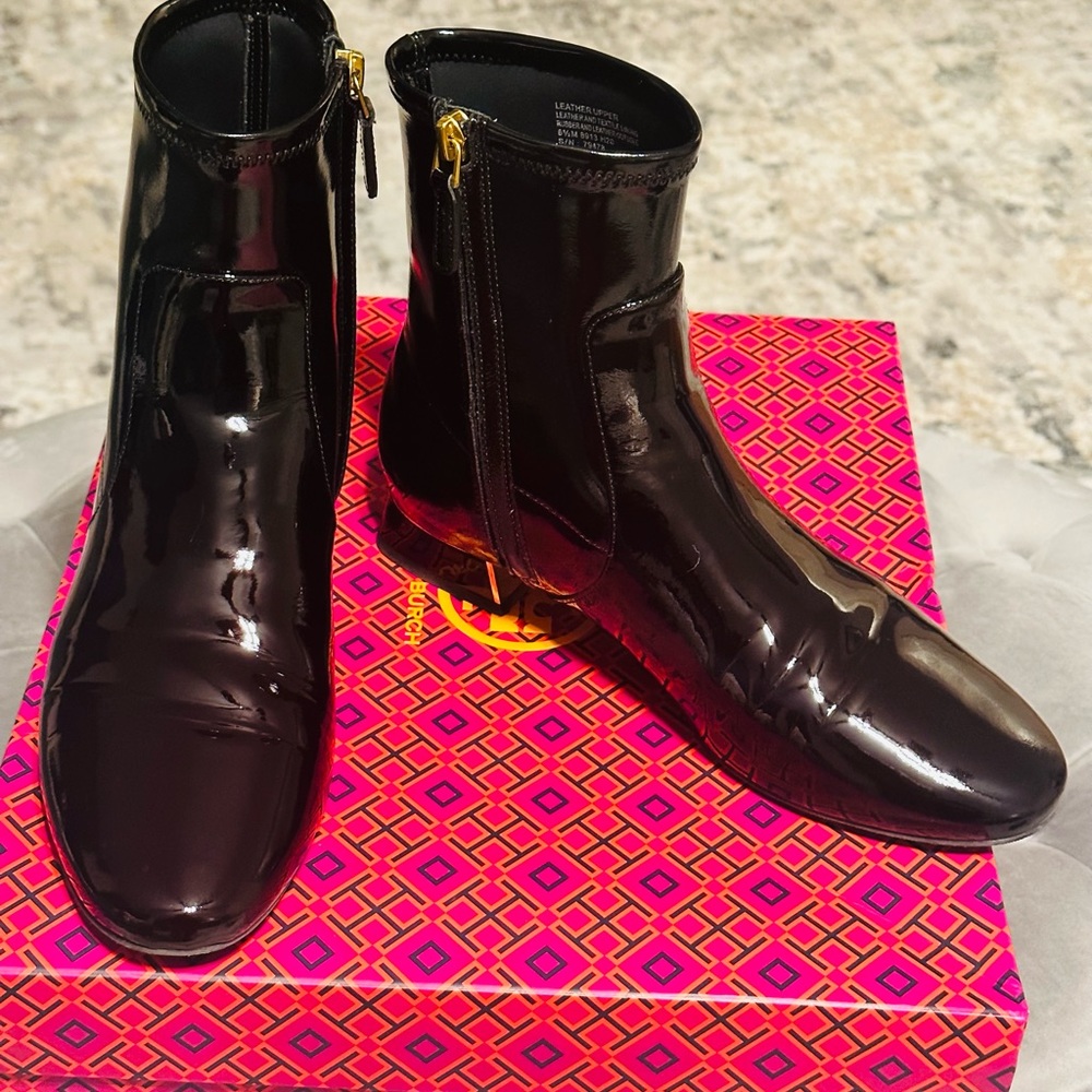 In very good condition. Box & dust bag still available.